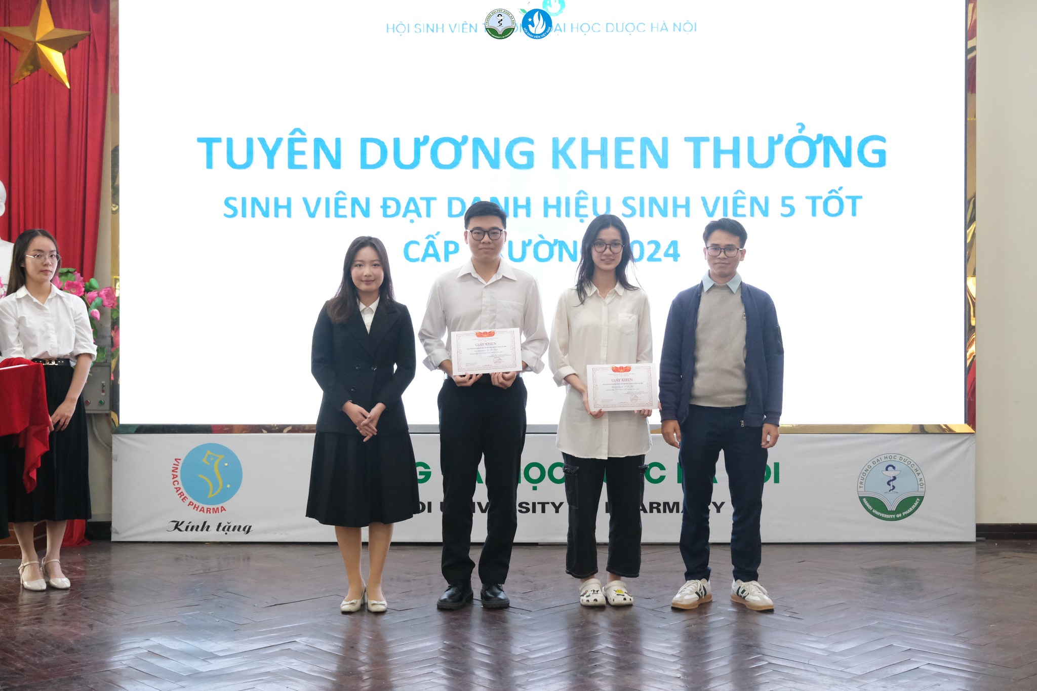 Ảnh 9. TS. Nguyễn Công Trường và đồng chí Nguyễn Thị Minh Thảo trao thưởng cho các cá nhân đạt danh hiệu Sinh viên 5 tốt cấp trường năm học 2023-2024.
